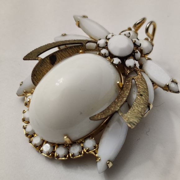 Vintage JULIANA Delizza & Elster Milk Glass Bee Bug Insect Pin Brooch - Picture 8 of 16